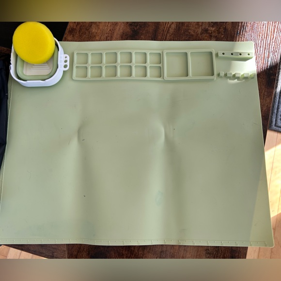 Portable and collapsable silicon painting mat. - Picture 2 of 4